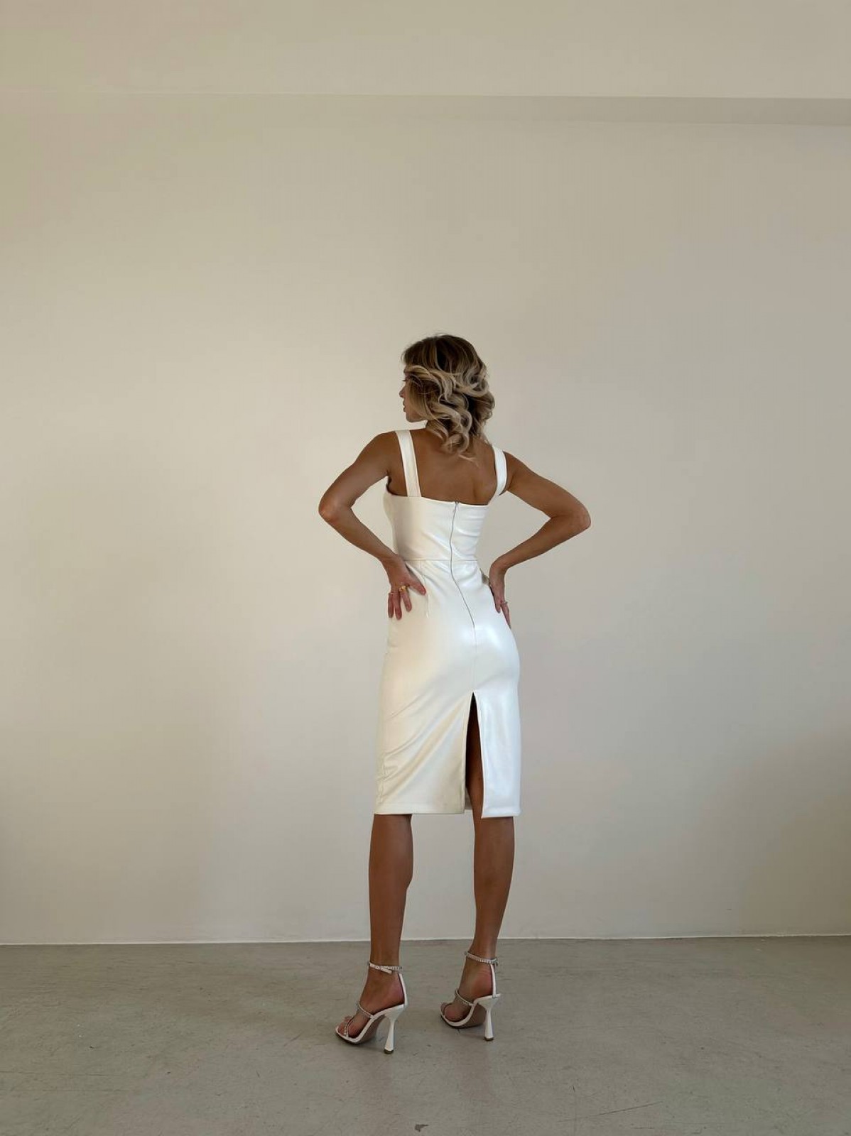 Жіноча сукня із еко шкіри колір білий р.42/44 448404