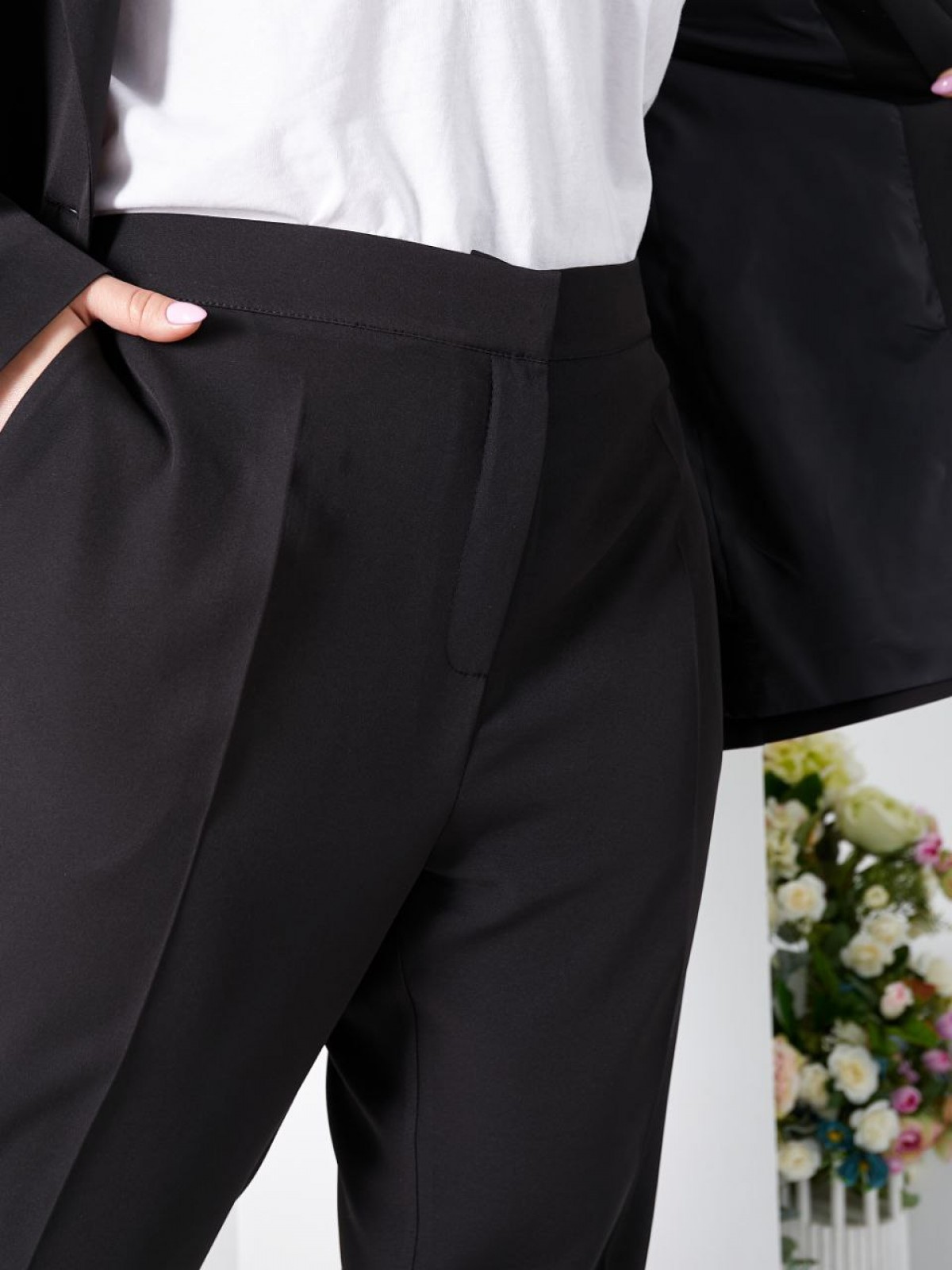 Жіночий брючний костюм чорного кольору на підкладці розмір  р.52 378590