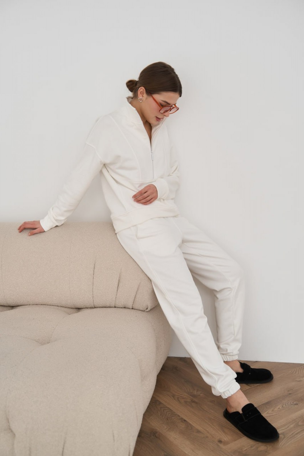 Жіночий костюм із стійкою колір білий р.XL 451324
