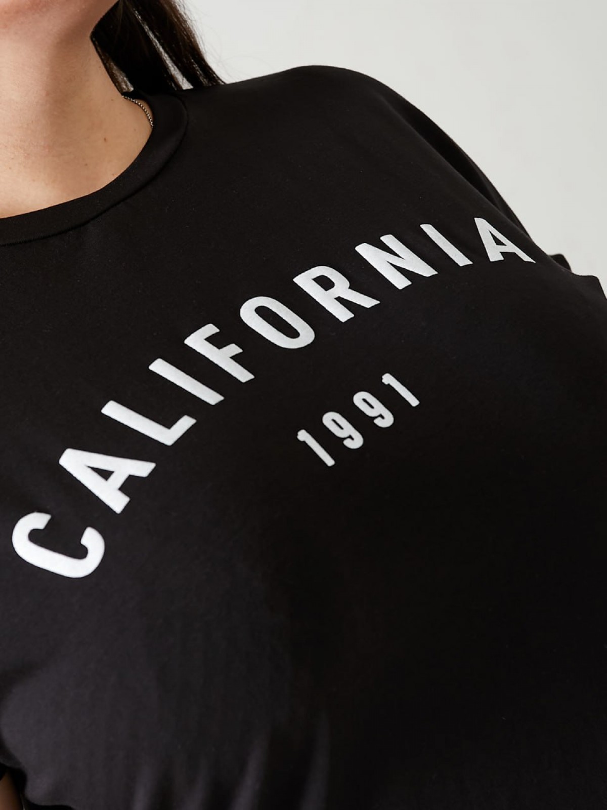 Жіноча футболка California колір чорний р.48/50 432456
