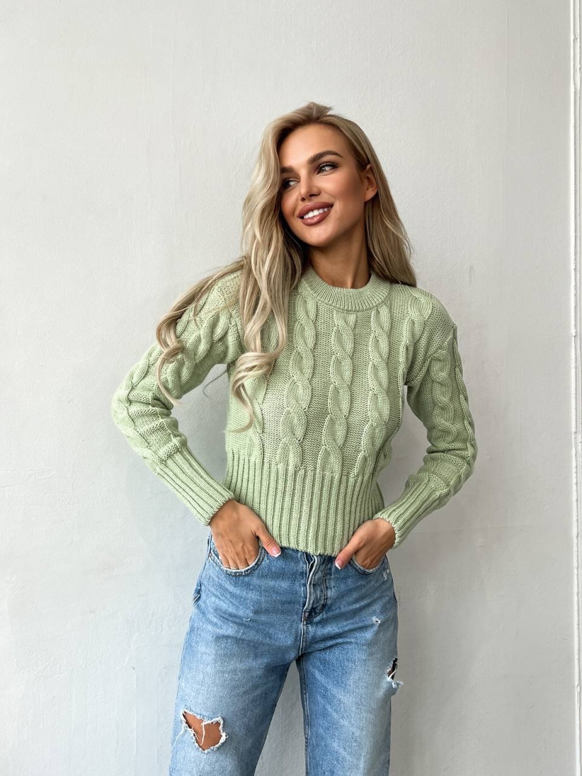 Жіночий светр укорочений з візерунком коси світло-зеленого кольору р.42/46 396785