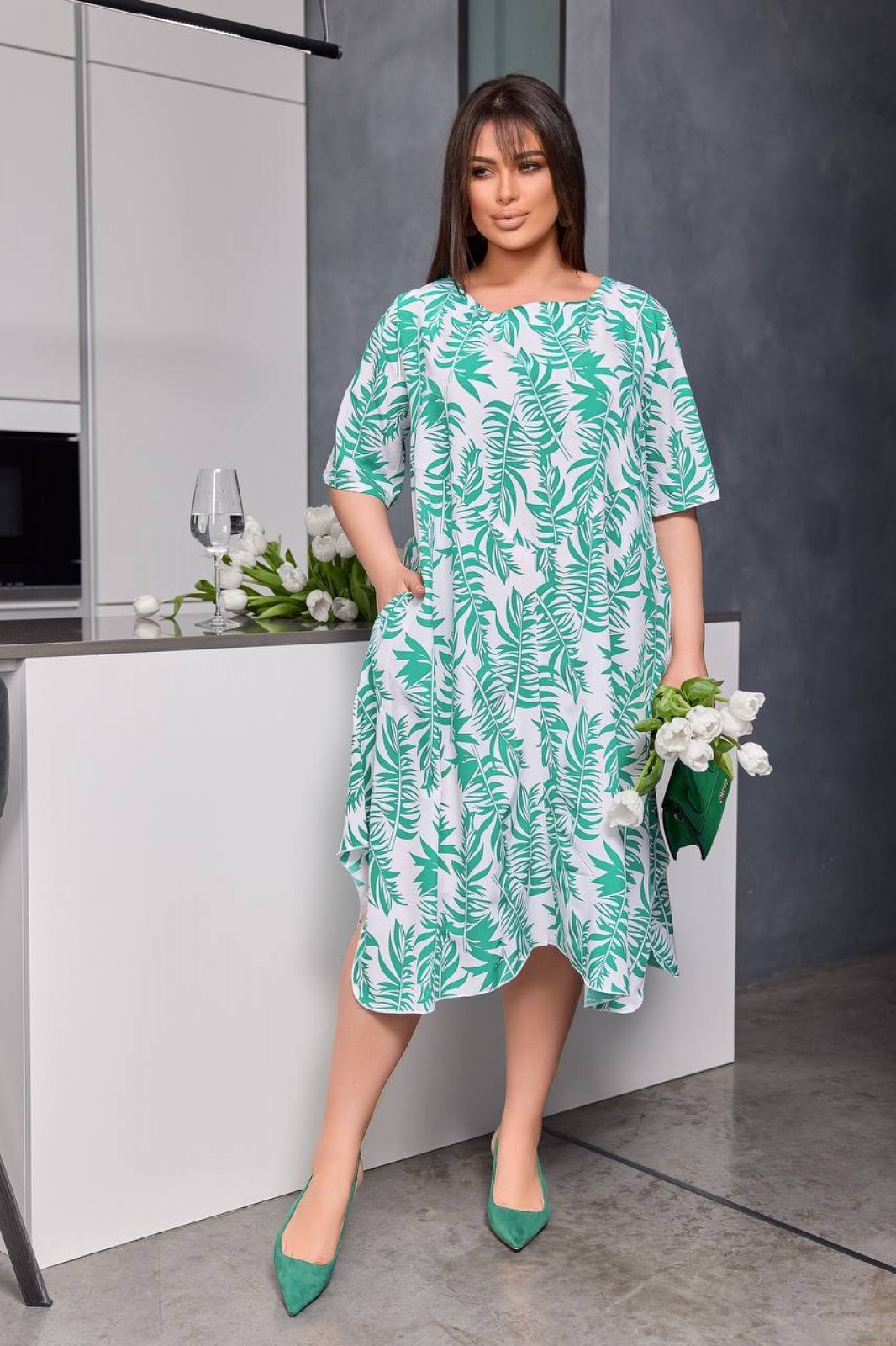 Жіноча сукня із софту колір білий-зелений р.62/64 453444