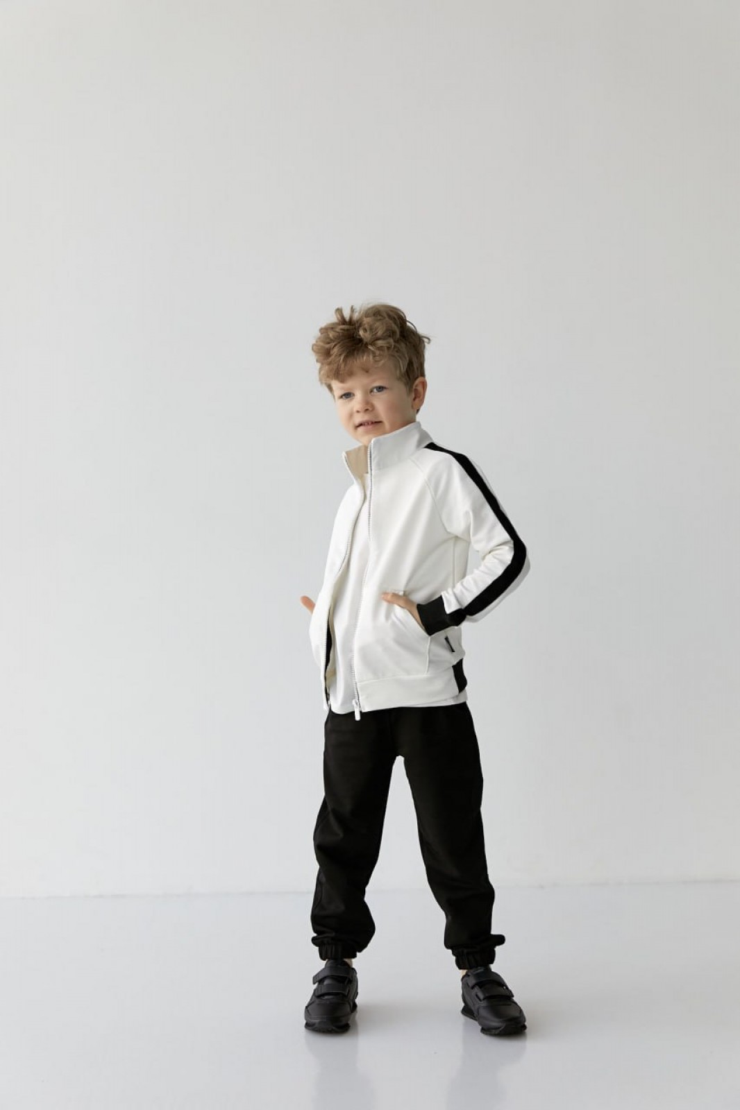 Спортивний костюм на хлопчика колір чорний з білим р.134 406649