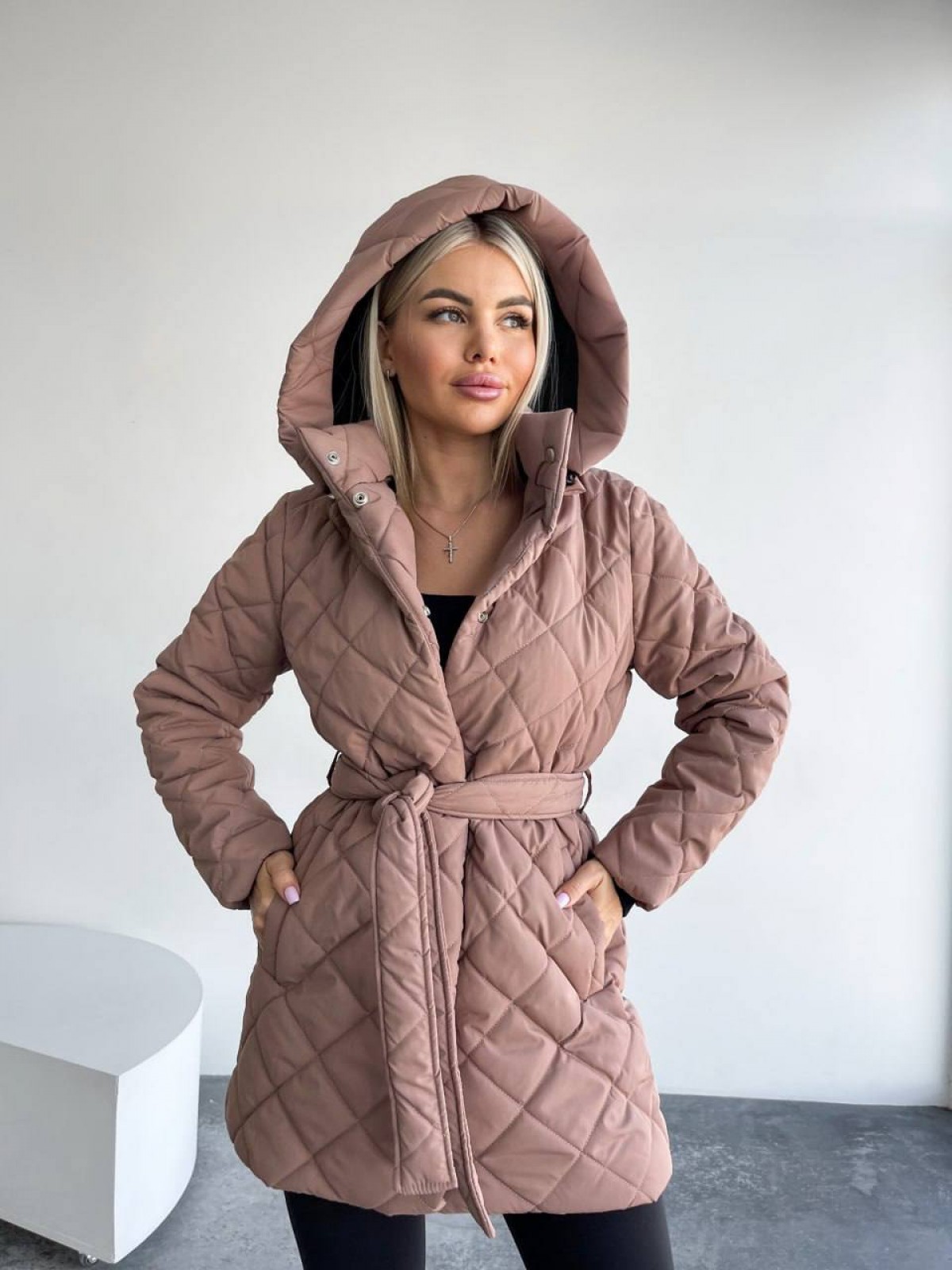 Жіноча тепла куртка з капюшоном колір бежевий р.50/52 452212