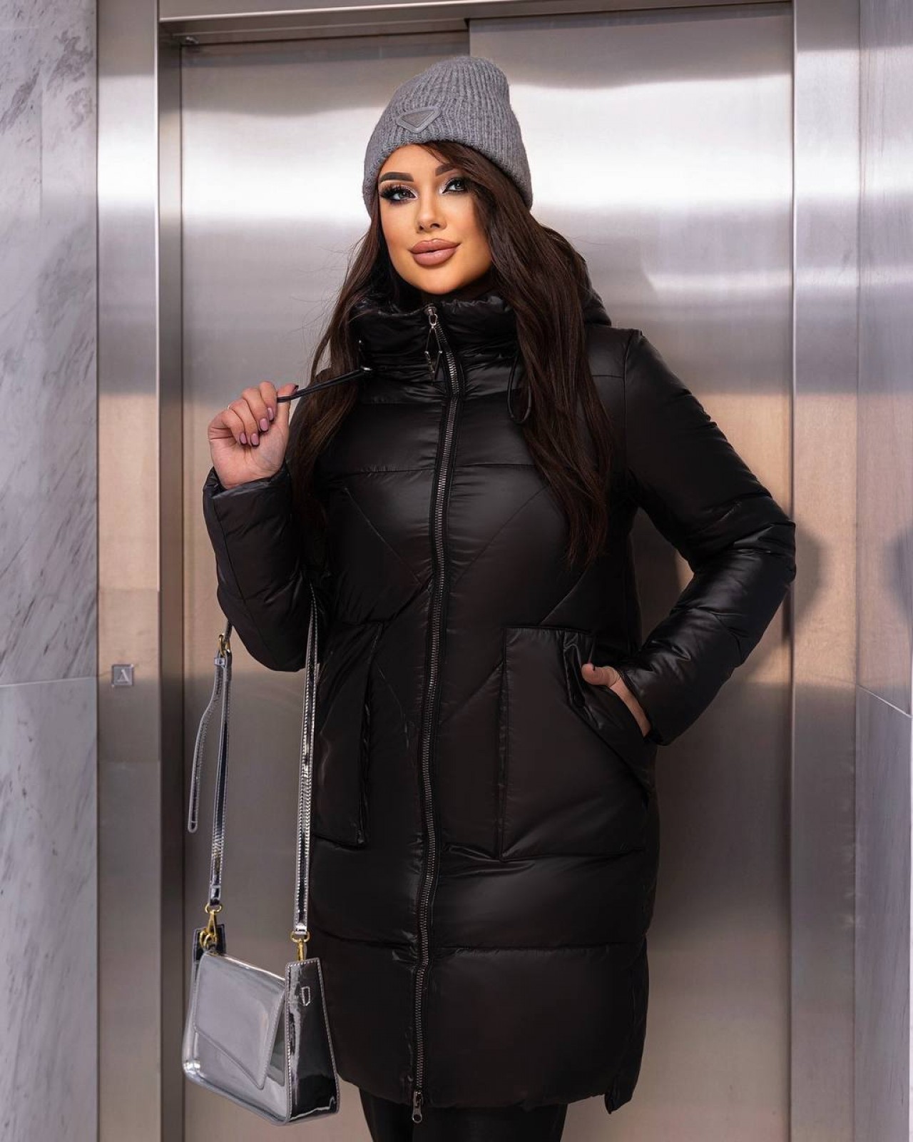 Жіноча подовжена куртка колір чорний р.XL 448558