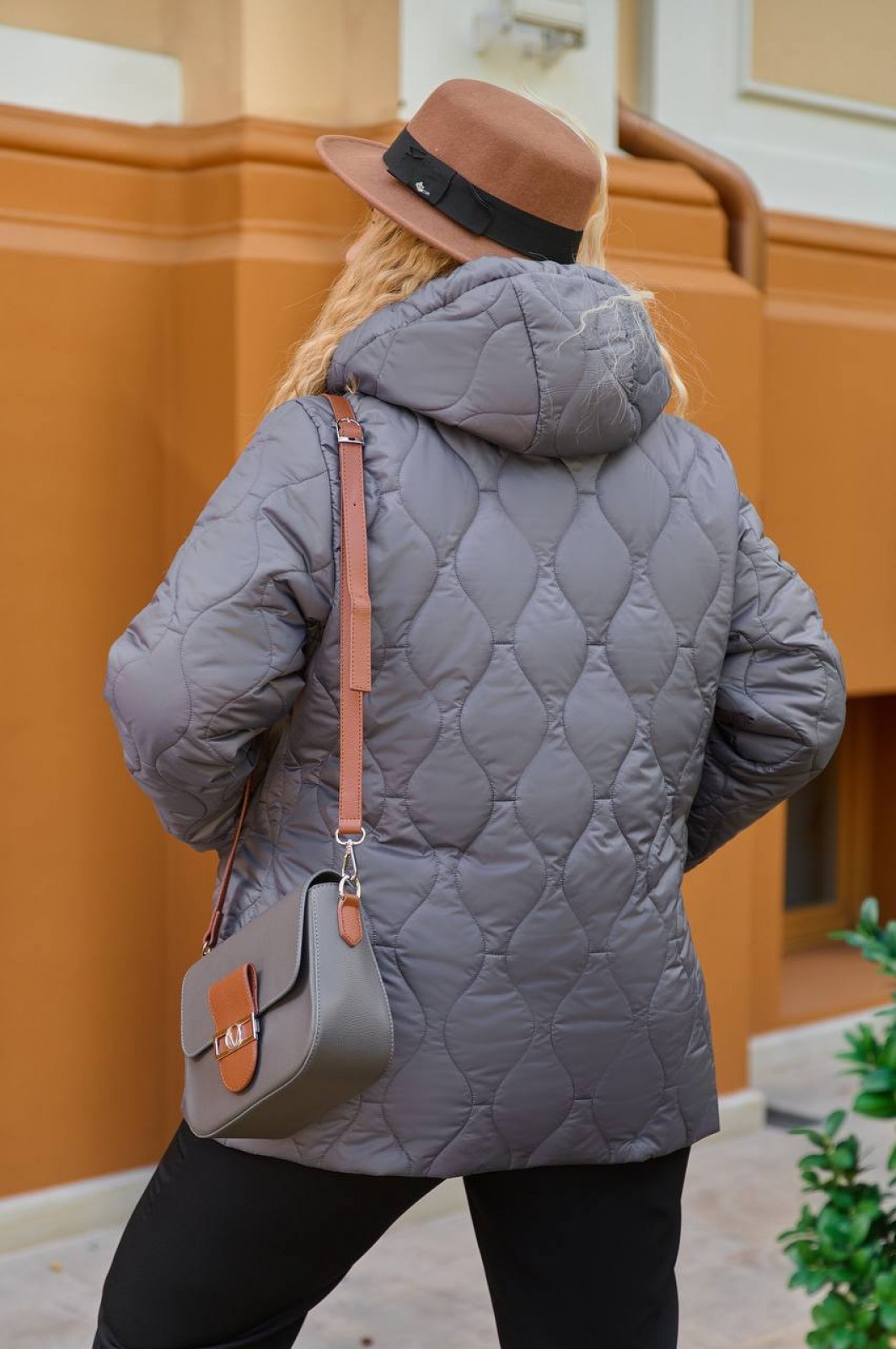 Жіноча тепла куртка колір графіт р.54/56 445182