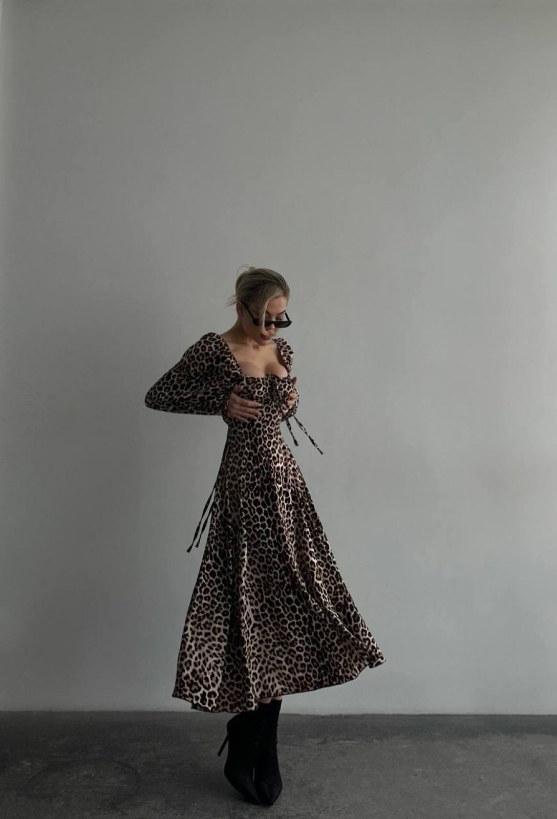 Жіноча сукня із софту колір бежевий принт лео р.46/48 452675