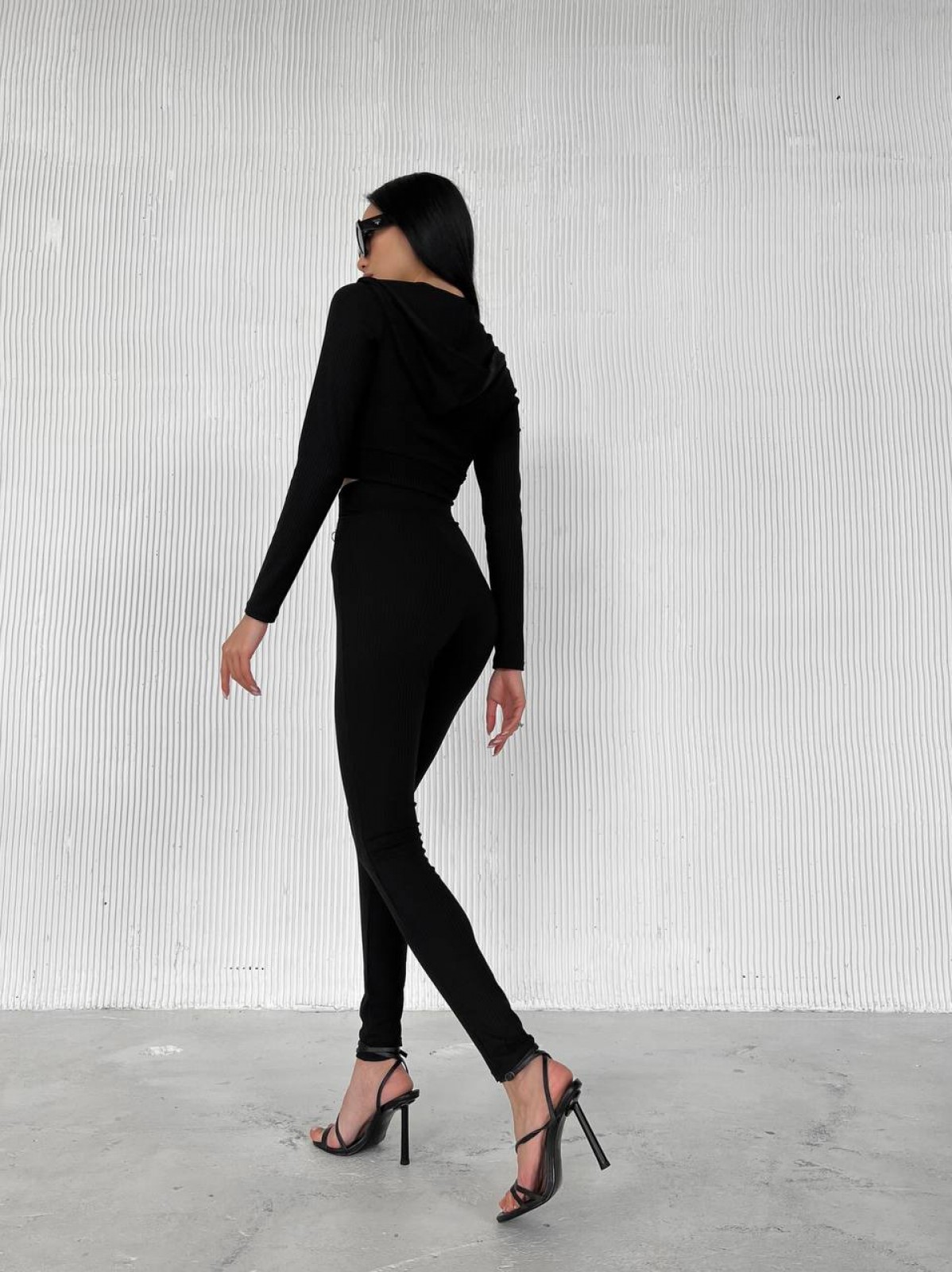 Жіночий костюм кроп-кофта та лосини колір чорний 432178