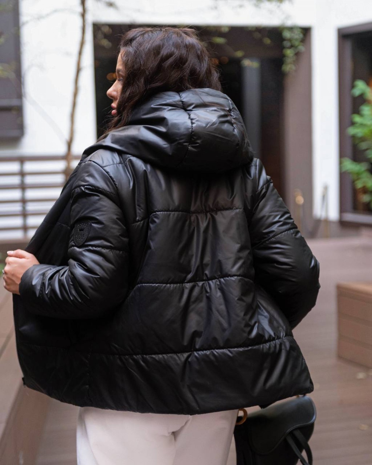 Жіноча коротка куртка із плащової тканини чорного кольору р.56/58 377425