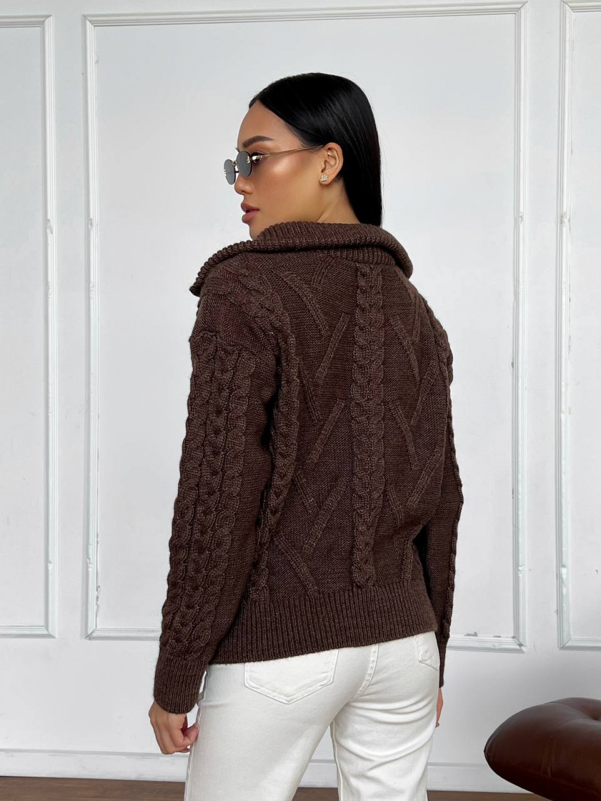 Жіночий светр з V-подібним коміром та блискавкою колір коричневий р.42/46 445975