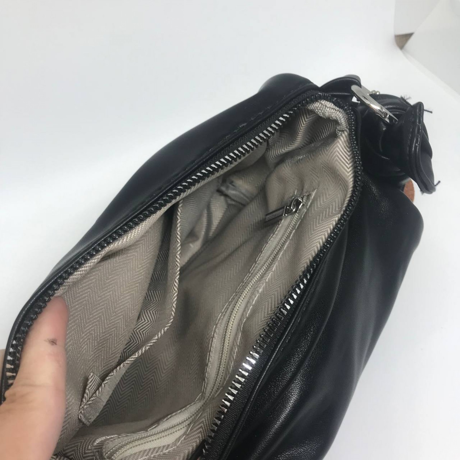 Жіноча сумочка з ремінцем колір чорний 435847