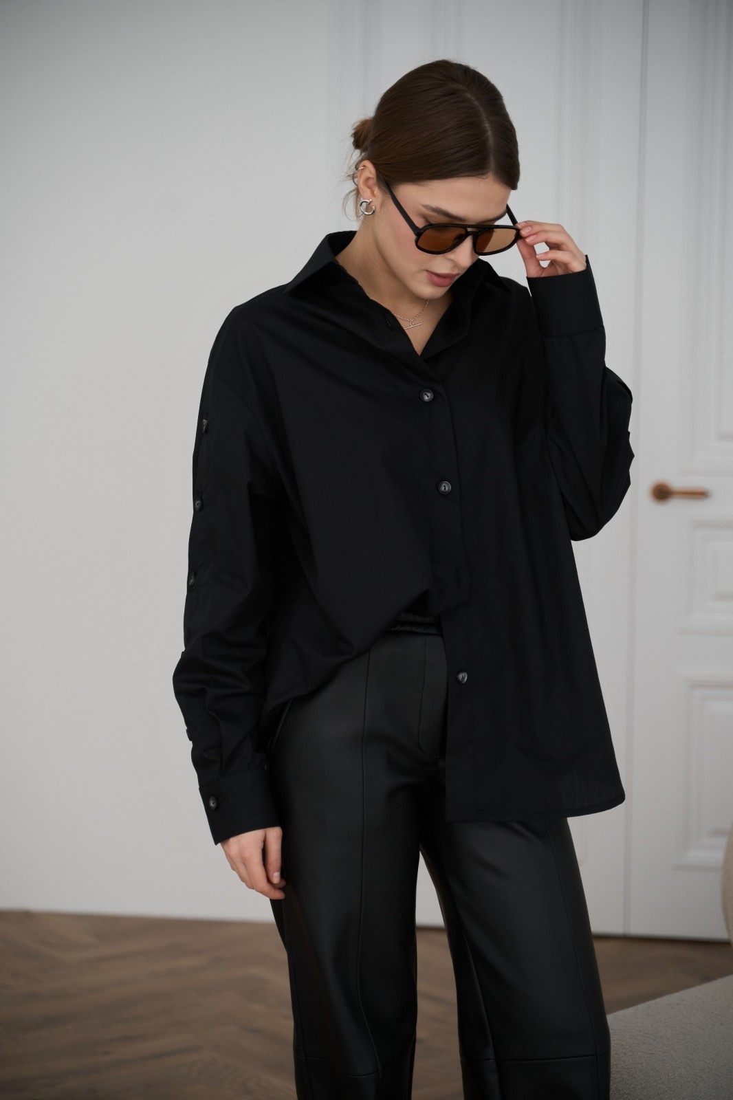 Жіноча класична сорочка з бавовни колір чорний р.XS/S 451397