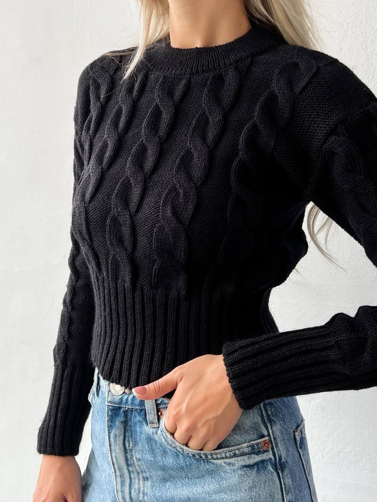 Жіночий светр укорочений з візерунком коси чорного кольору р.42/46 396794