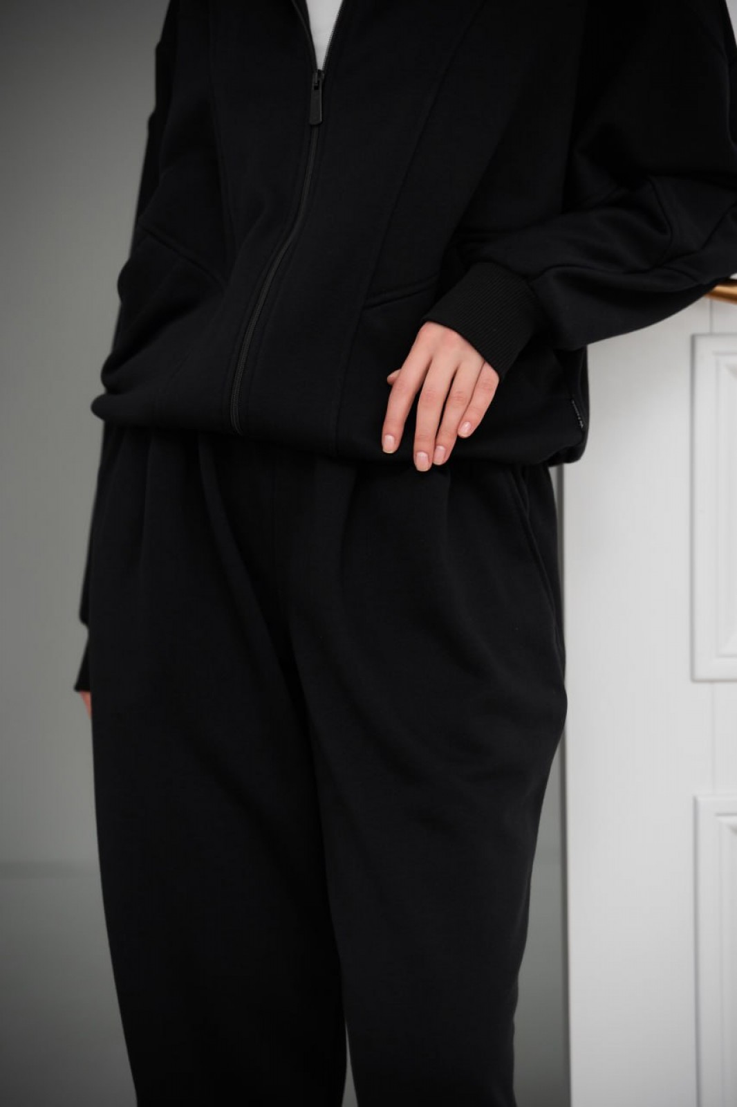 Жіночий костюм із стійкою колір чорний р.S 451170