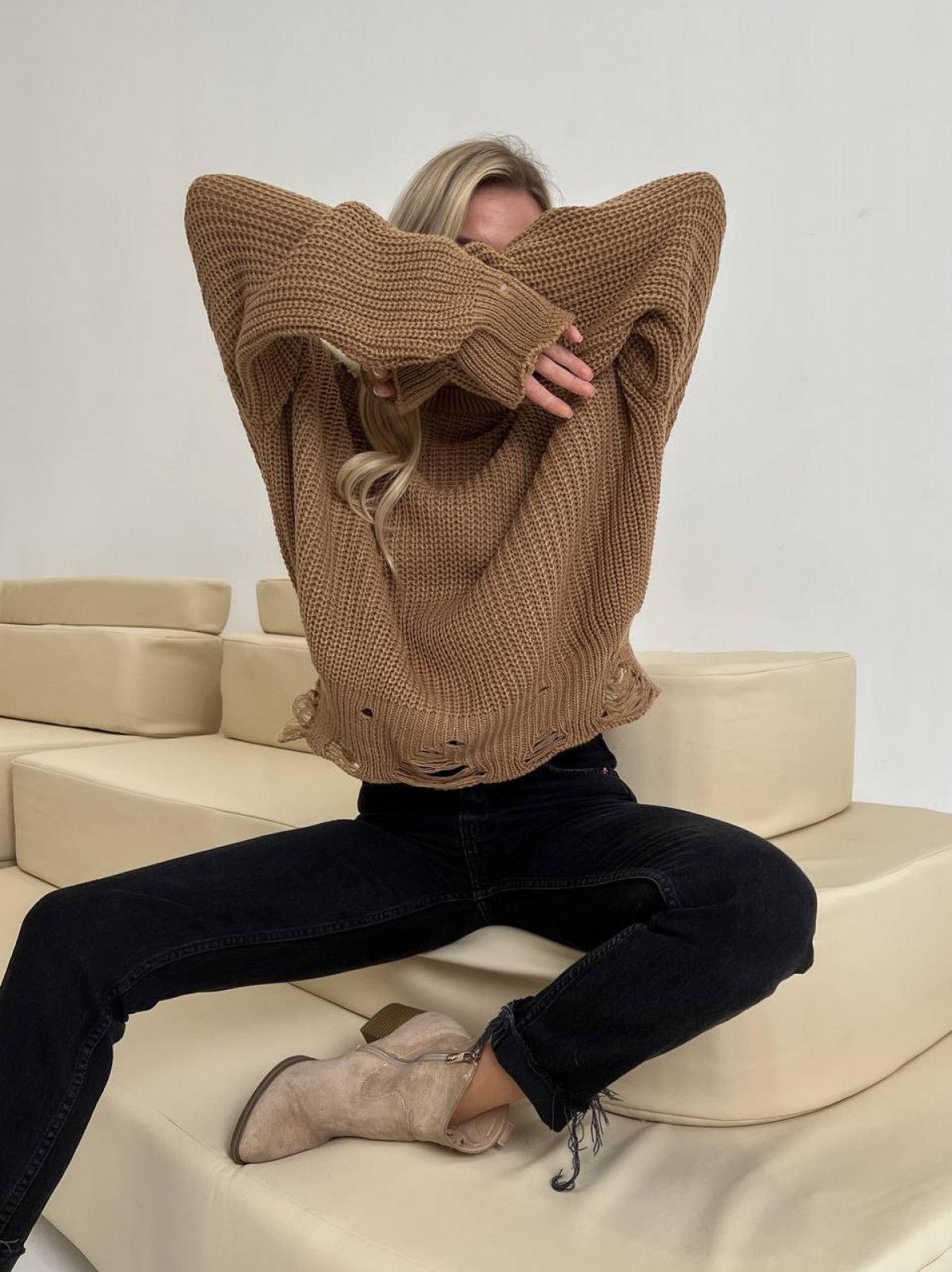 Жіночий светр з дірками кольору кемел р.42/46 407263