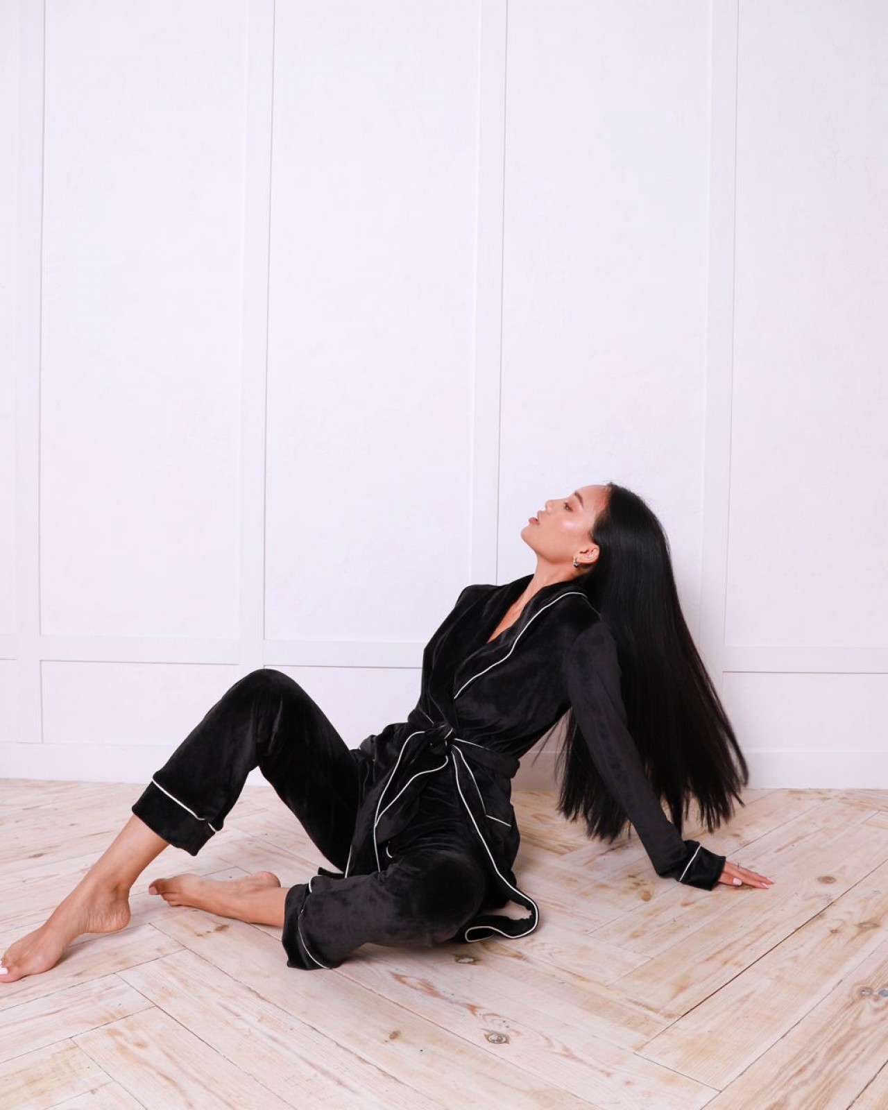 Жіноча піжама велюр Eva на запах чорного кольору р.M 373697
