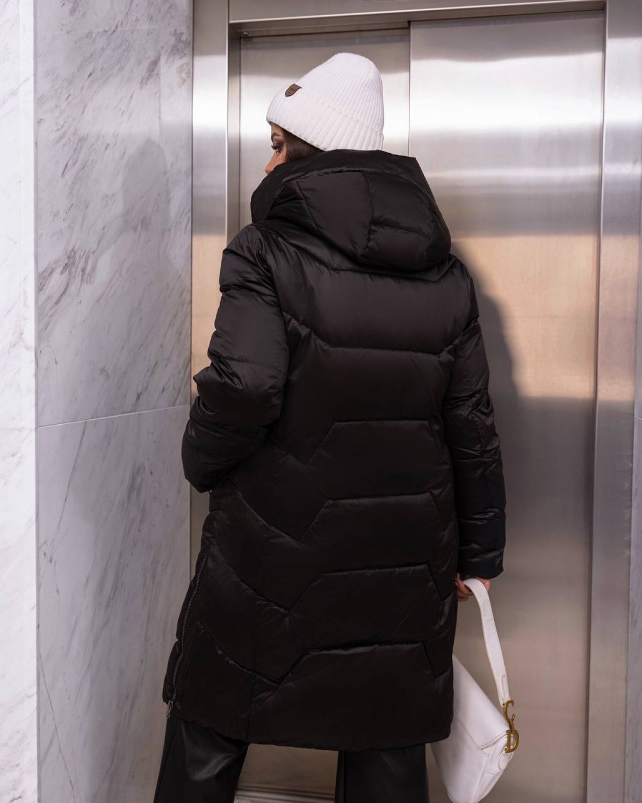 Жіноча подовжена куртка колір чорний р.XL 448542