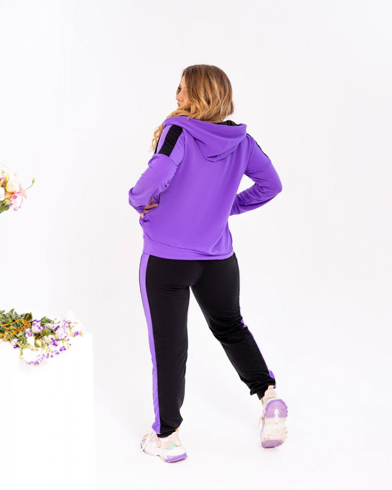Жіночий спортивний костюм кофта фіолетового кольору та чорні штани р.58/60 379800