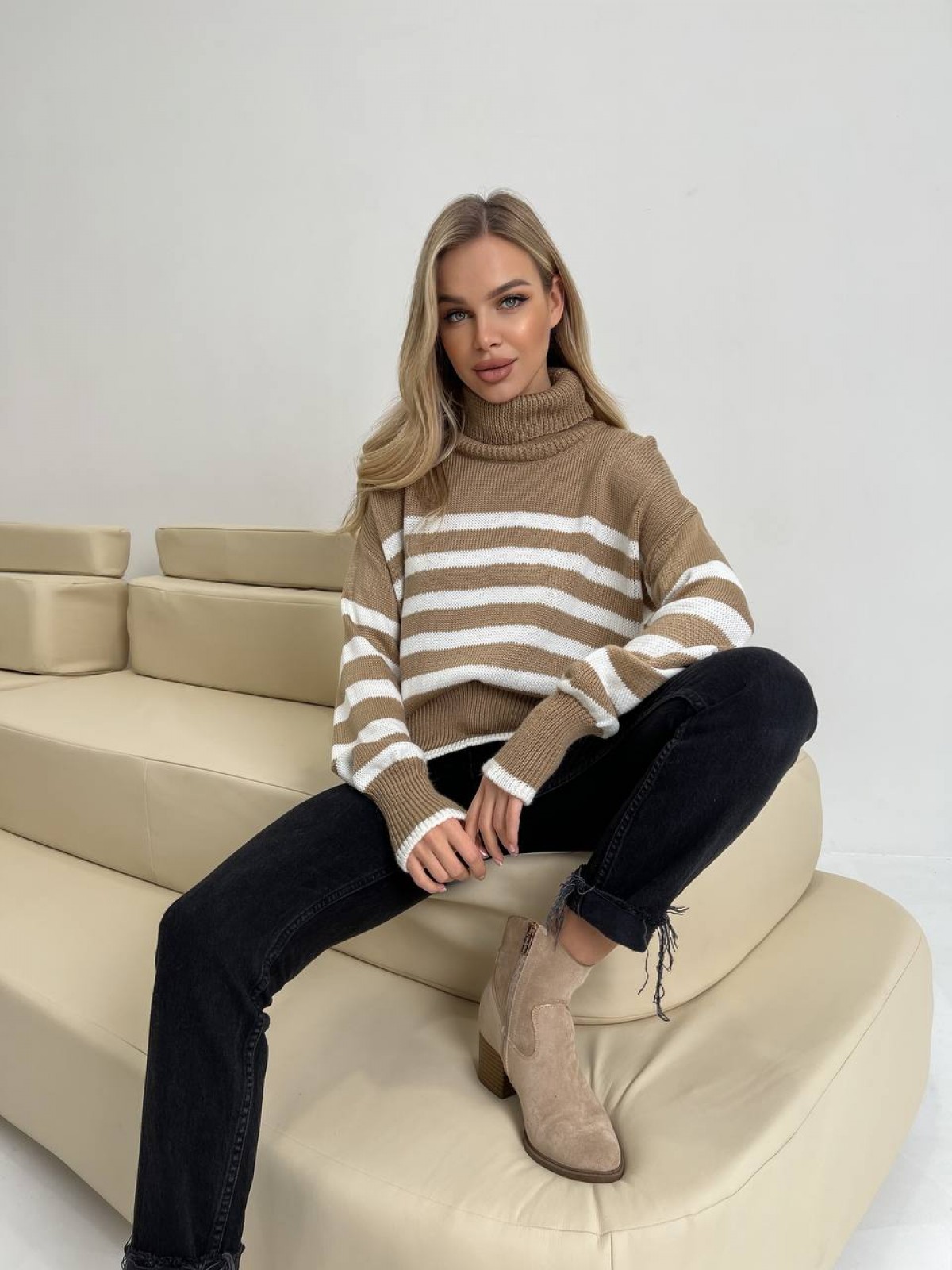Жіночий смугастий светр колір кемел/молочний р.42/46 444014