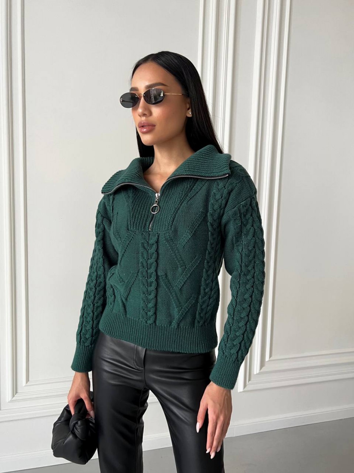 Жіночий светр з V-подібним коміром та блискавкою колір темно-зелений р.42/46 445974