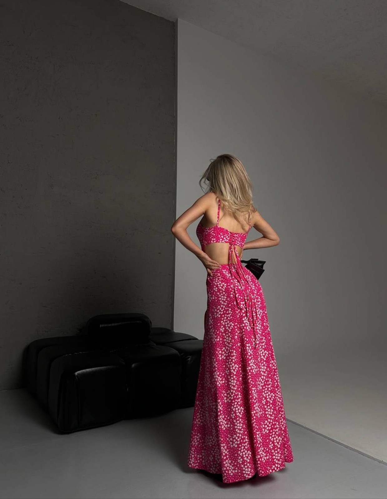 Жіноча максі сукня із софту колір рожевий р.46/48 453162