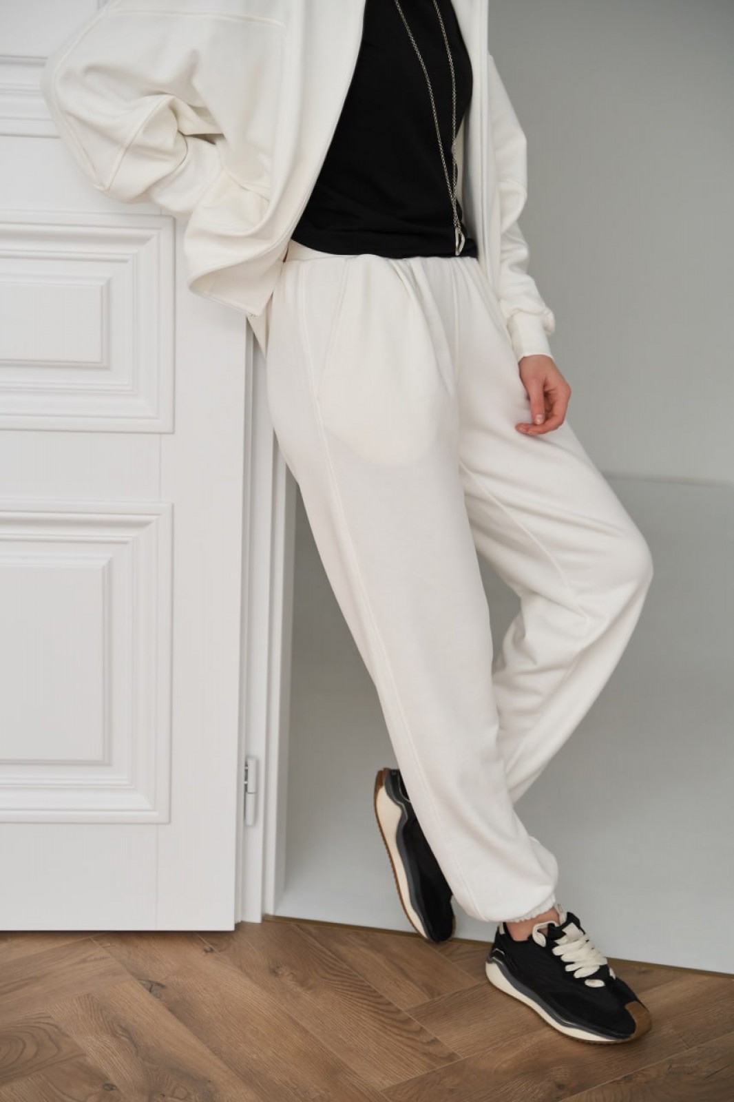 Жіночий костюм із стійкою колір білий р.L 451254