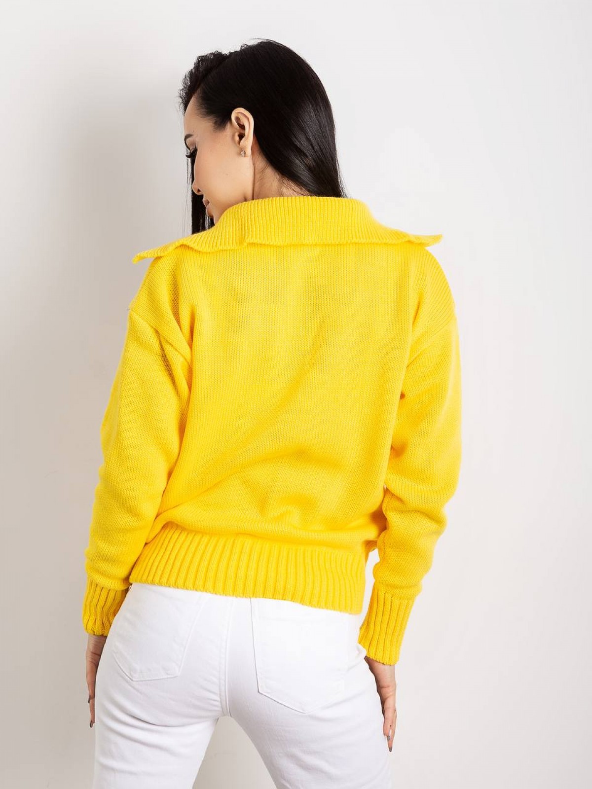 Жіночий светр із двома кишенями жовтого кольору р.42/46 405081