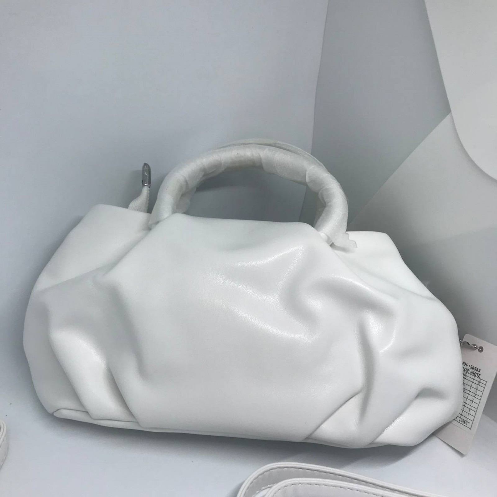 Жіноча сумочка з ремінцем колір білий 436754