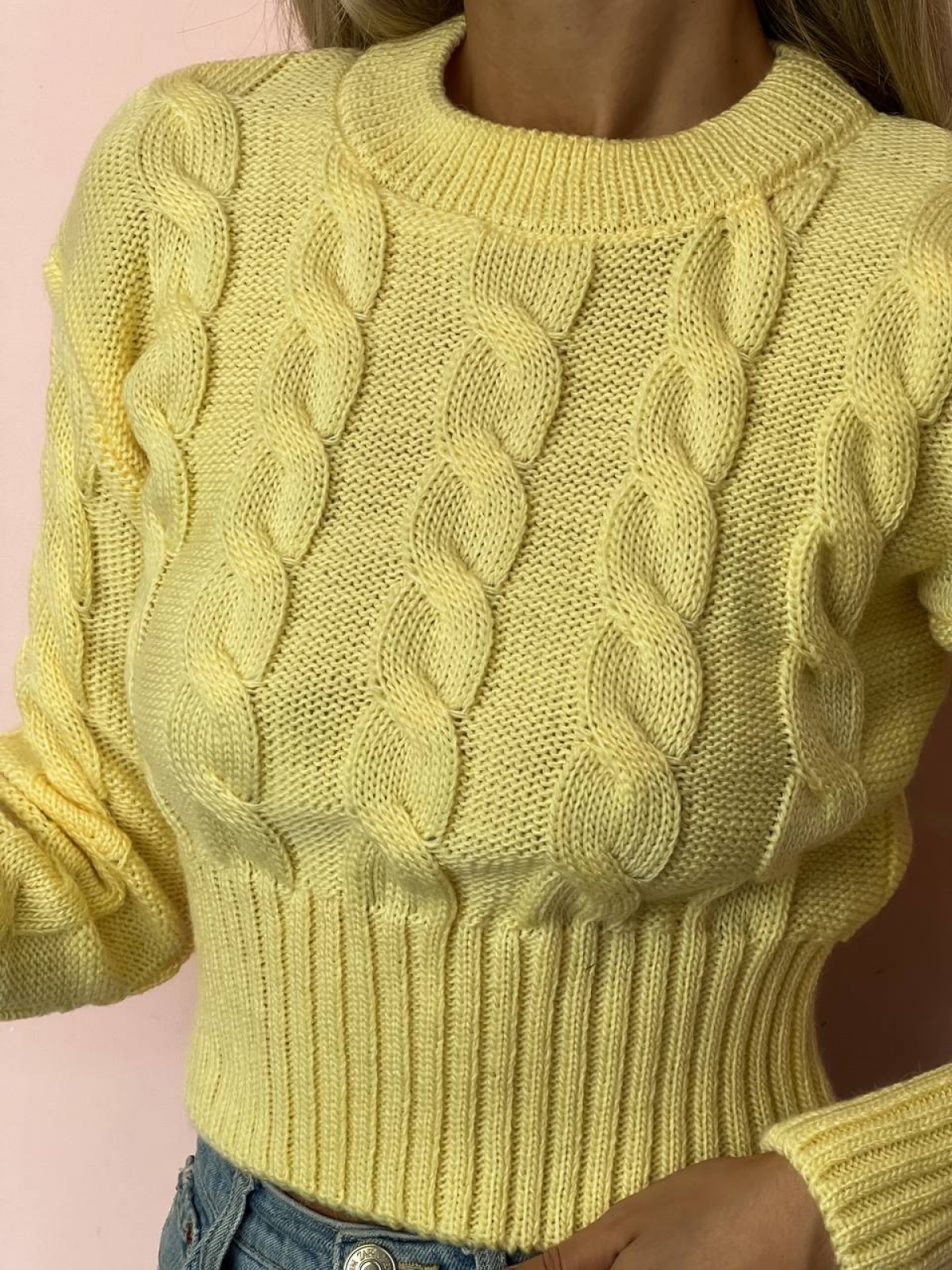 Жіночий светр укорочений з візерунком коси світло-жовтого кольору 396784