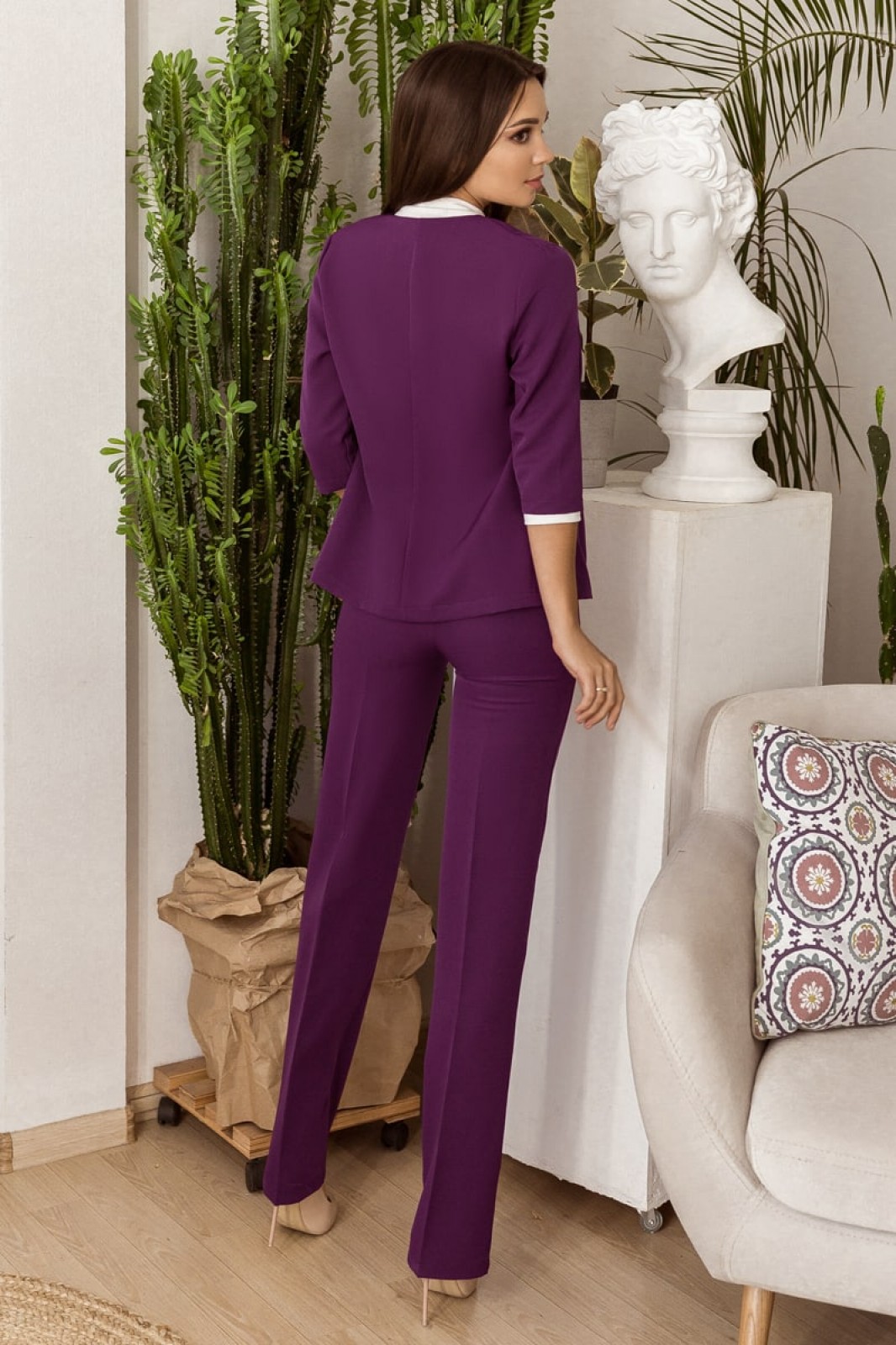 Жіночий стильний брючний костюм із костюмної тканини середньої щільності розмір фіолетового кольору р.42/44 374585