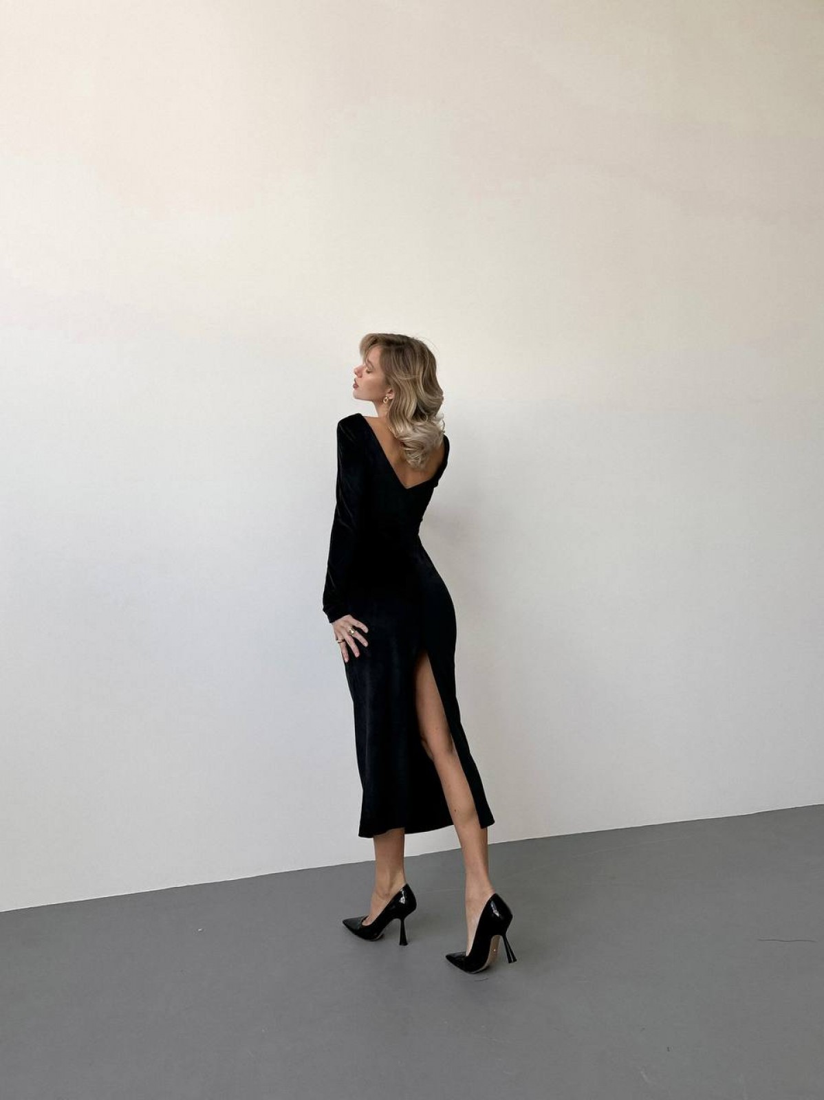 Жіноча сукня міді з велюру колір чорний р.42/44 446392