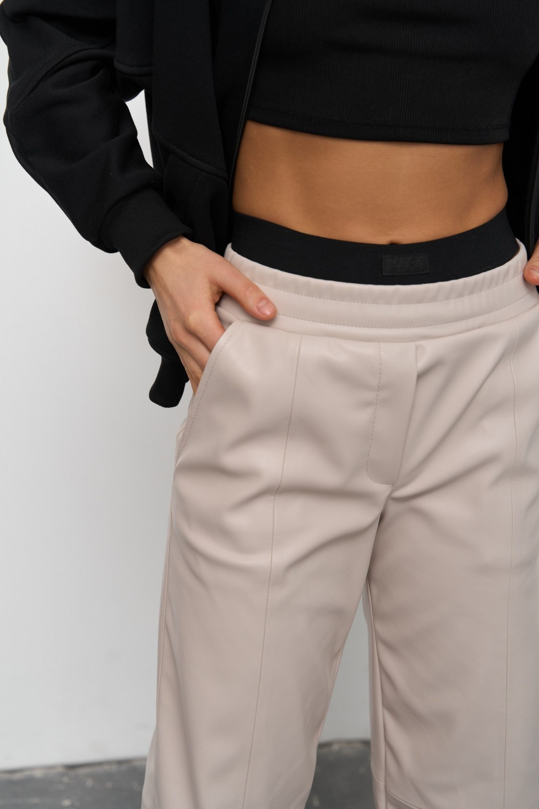 Жіночі штани палаццо з еко шкіри колір бежевий р.S 450795