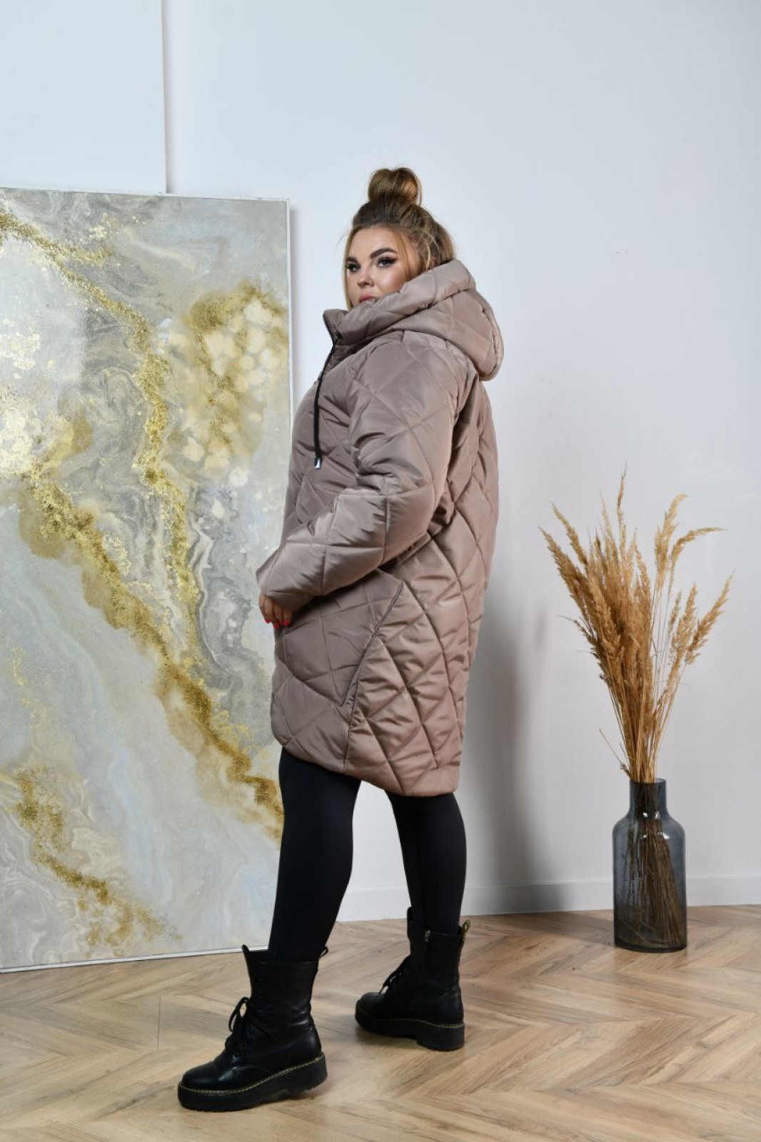 Жіноча тепла курточка колір бежевий р.54 445899