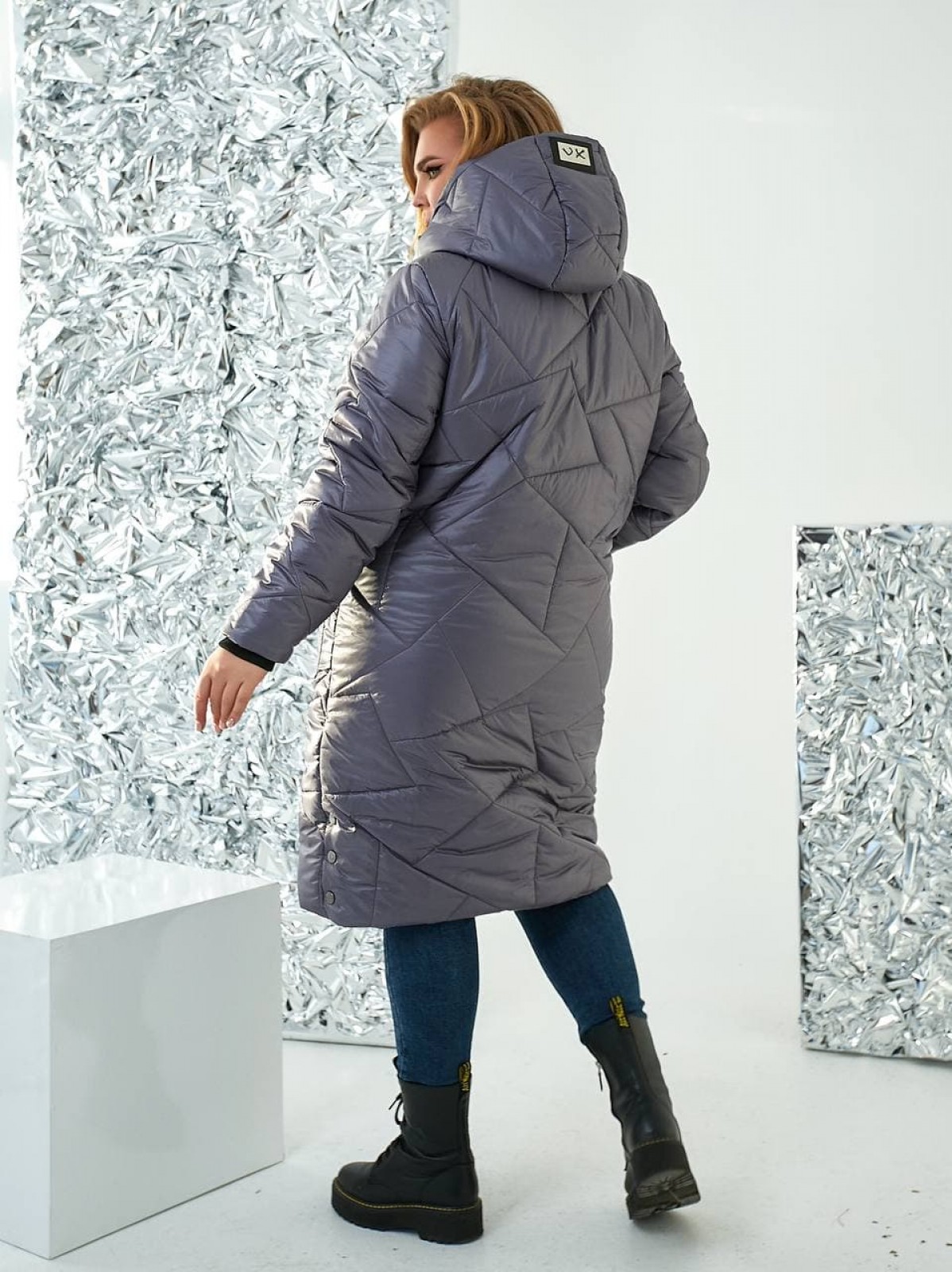 Жіноча стьобана куртка прямого крою з накладними кишенями сірого кольору р.48/50 354248