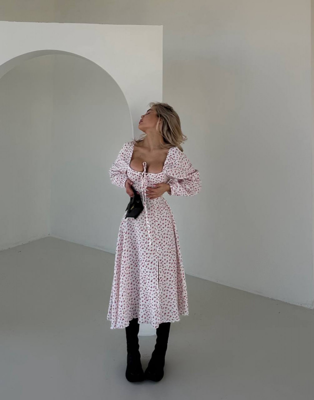 Жіноче плаття з мусліну колір білий у рожеву квітку р.46/48 455434