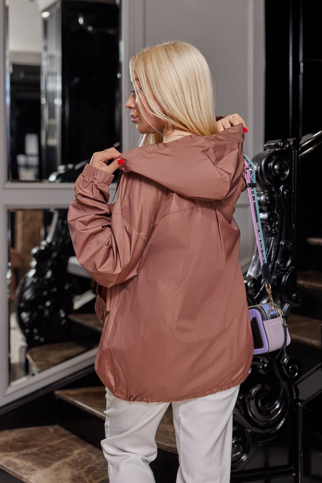 Жіноча куртка з плащової тканини шоколадного кольору р.50/54 439649