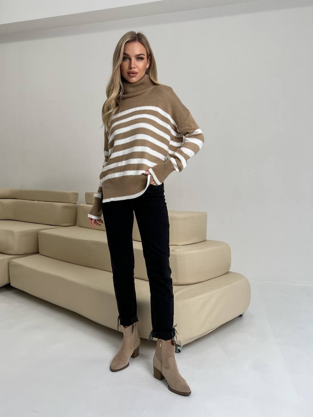 Жіночий смугастий светр колір кемел/молочний р.42/46 444014