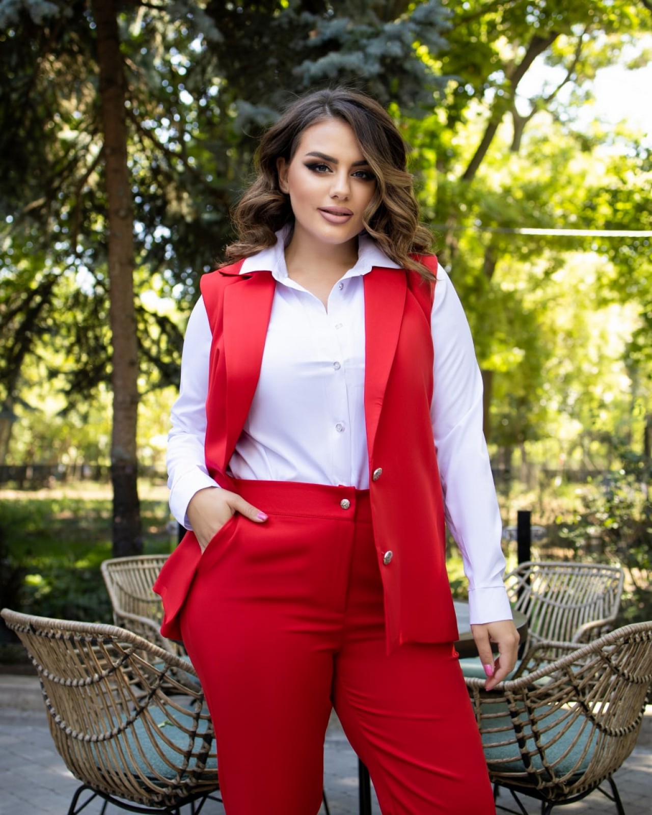Жіночий костюм двійка брюки з жилетом червоного кольору розмір  р.52/54 379601