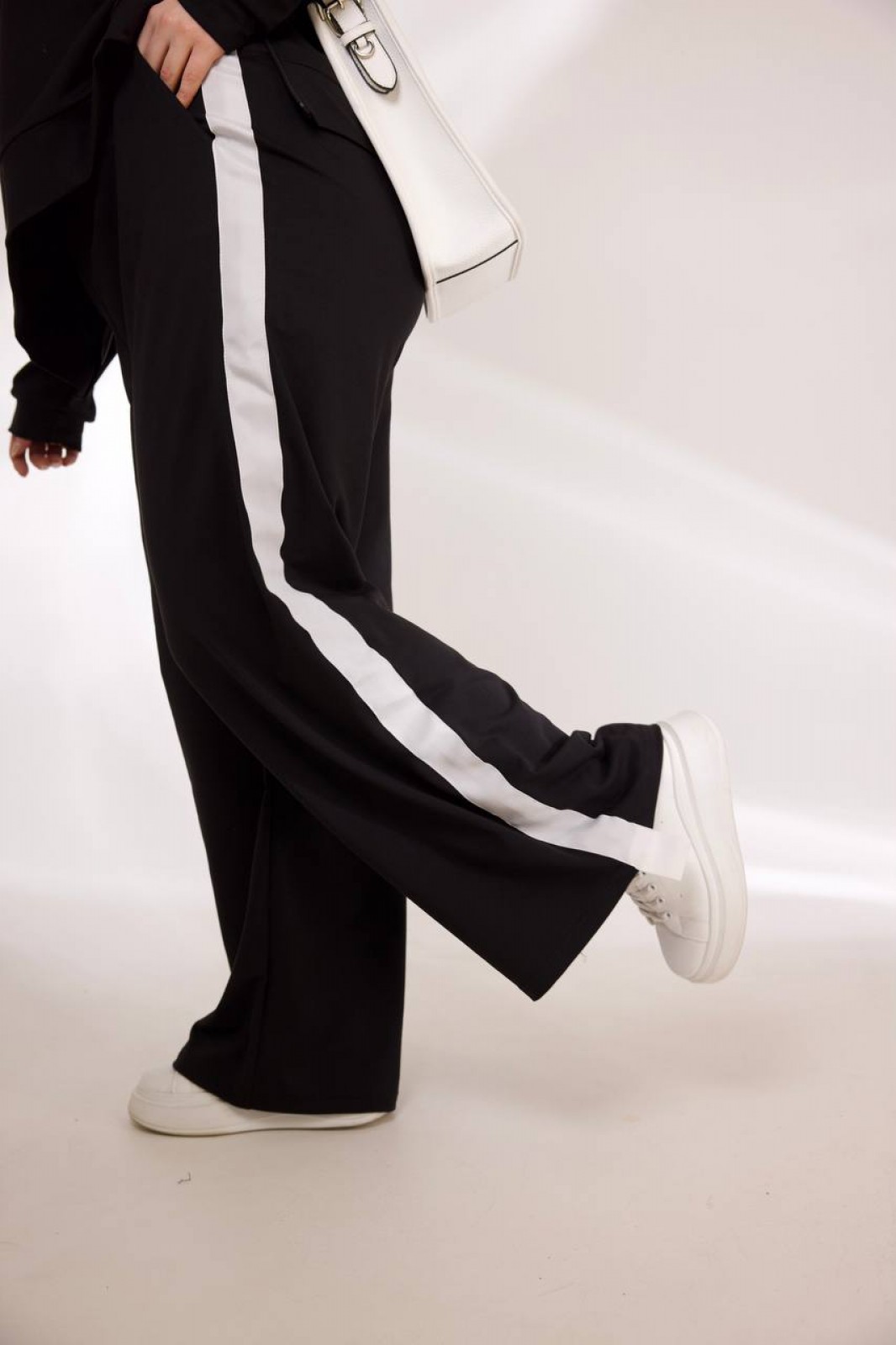 Жіночий спортивний костюм колір чорний з білим р.56/60 450802