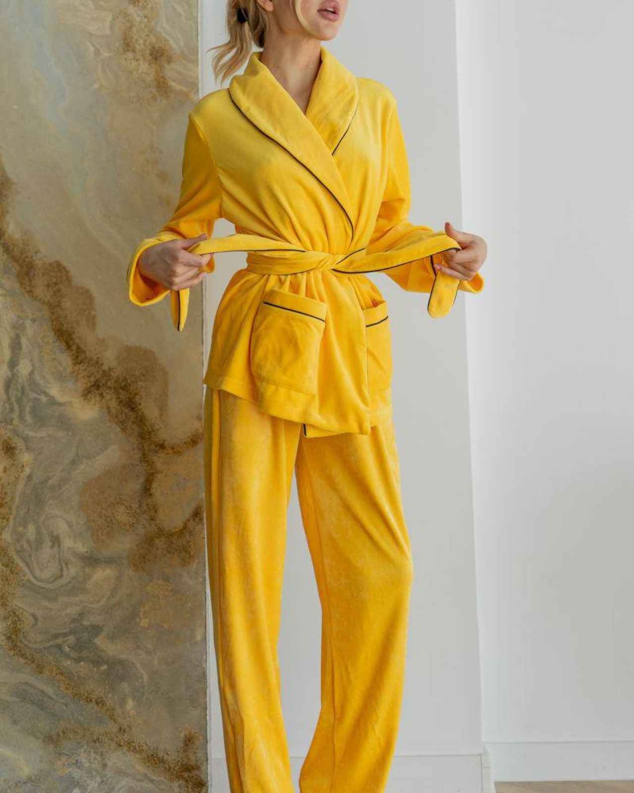 Жіноча піжама велюр Eva на запах жовтого кольору р.L 443804