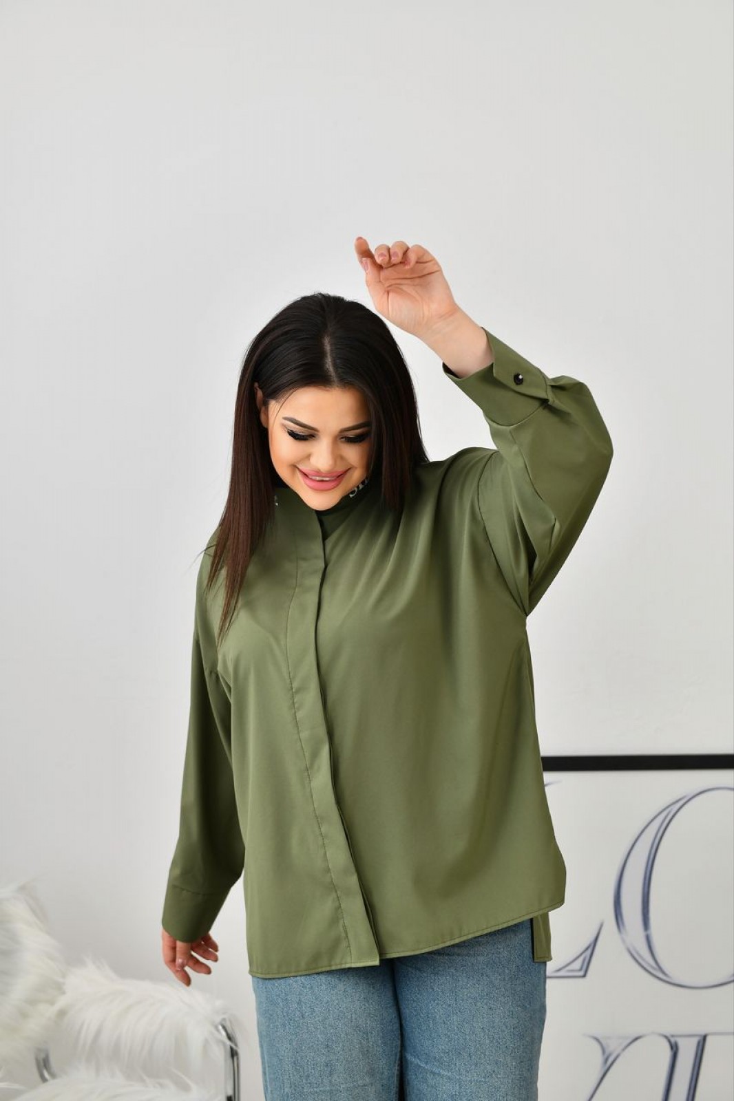Жіноча блуза із софту колір хакі р.56/58 452869