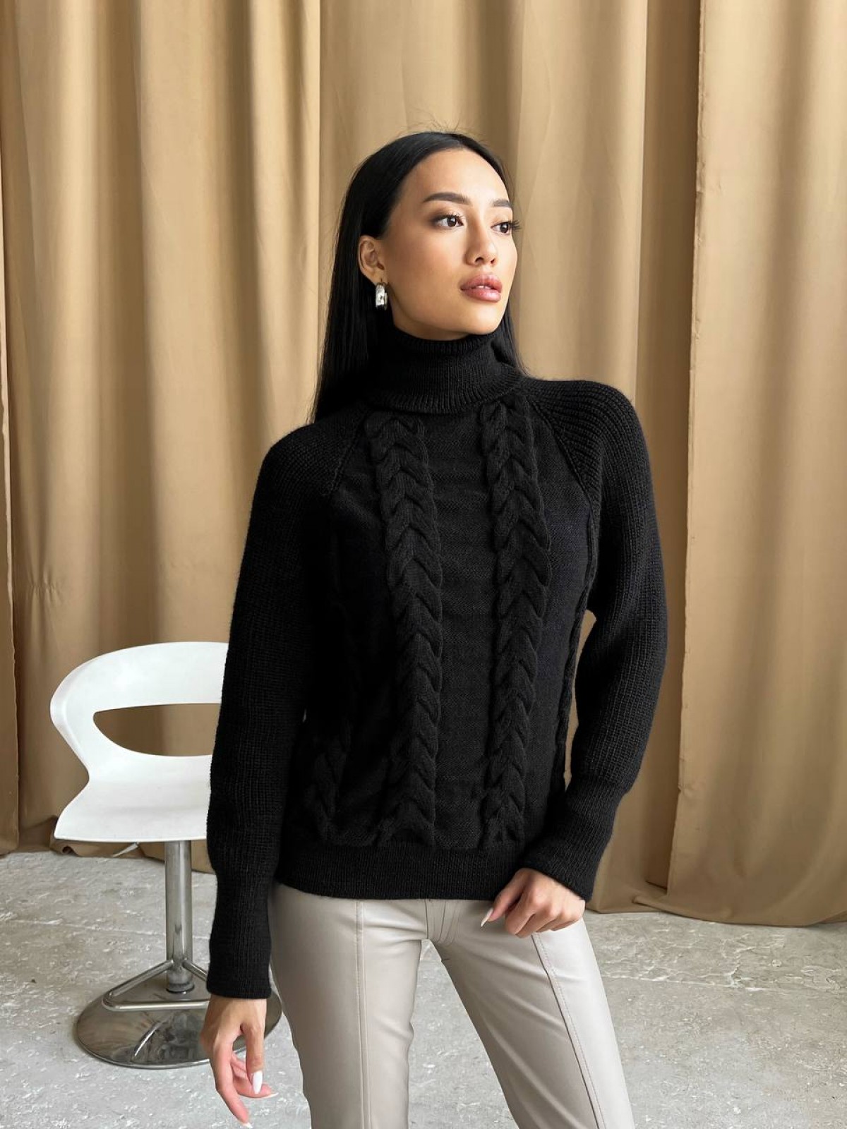 Жіночий в'язаний светр з об'ємними рукавами колір чорний р.42/46 443580