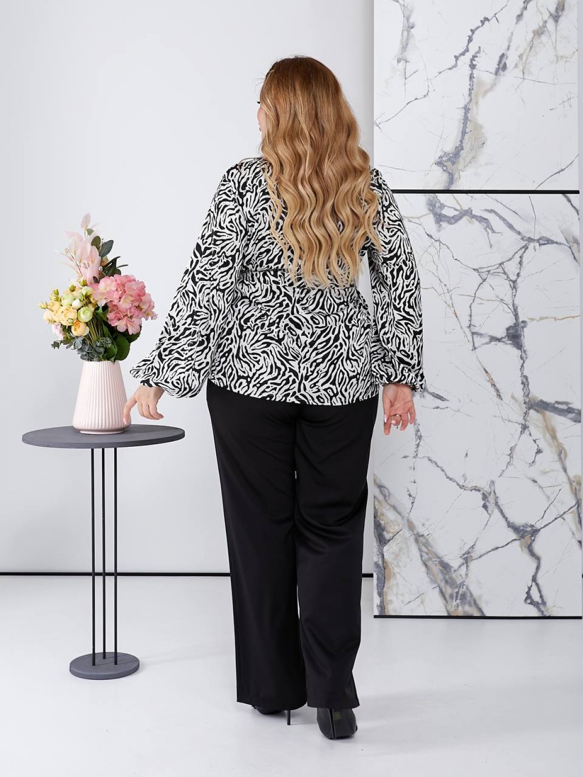 Жіноча блуза вільного крою з шовку колір чорний р.60/64 452329