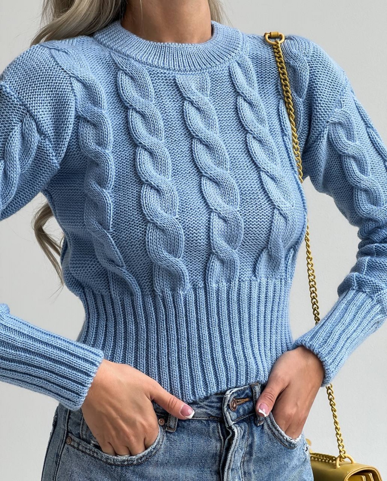 Жіночий светр укорочений з візерунком коси блакитного кольору р.42/46 396787