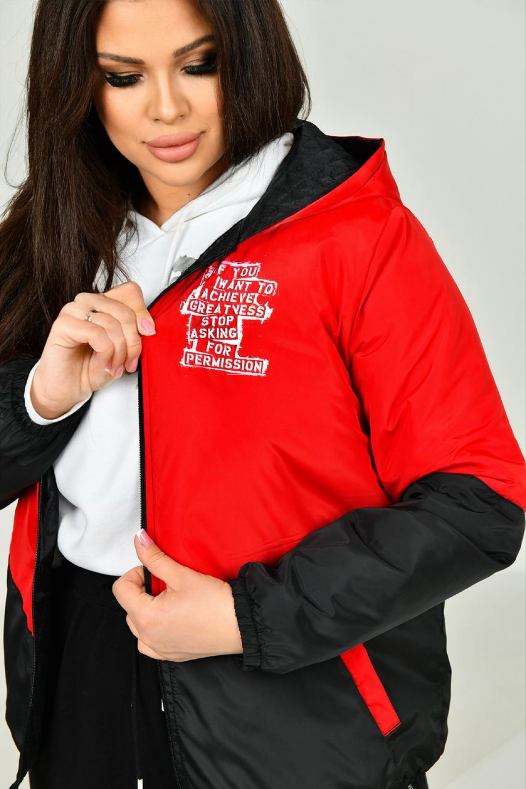 Жіноча куртка з капюшоном колір чорний з червоним р.48/50 453428