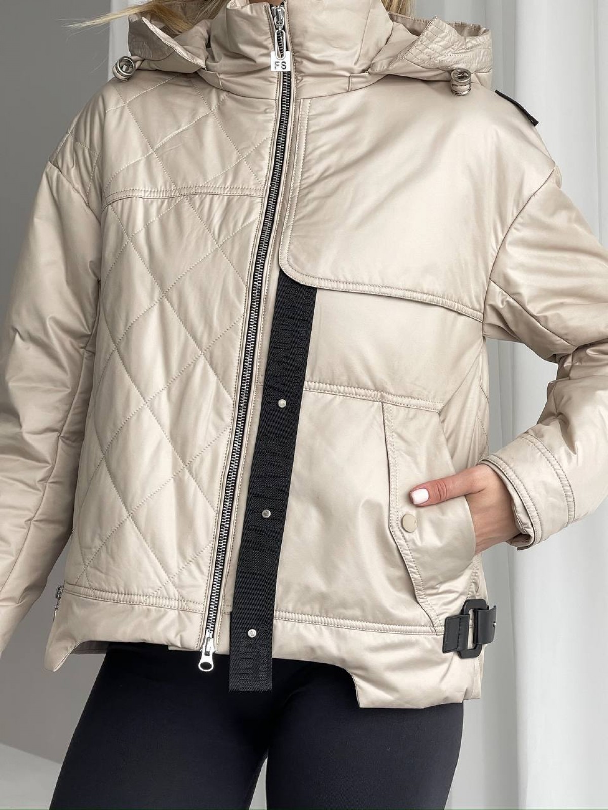Жіноча тепла куртка колір бежевий р.S 450142