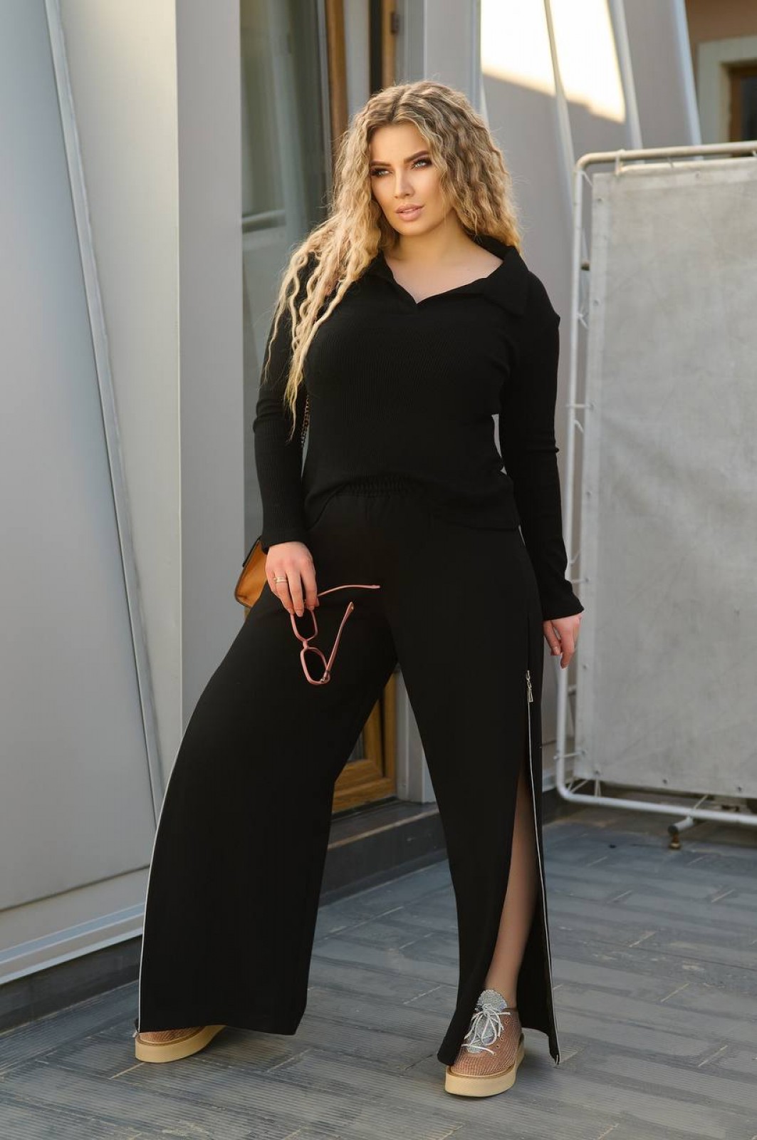 Жіночий светр-поло чорного кольору 408289